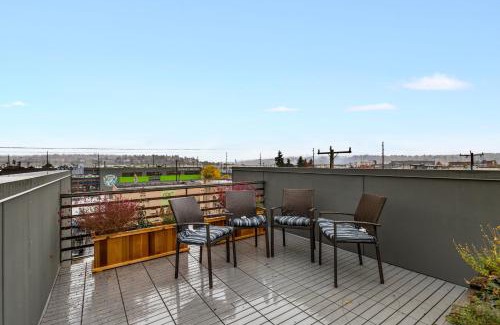 West Woodland House | 2BR 2BA The Ballard Modish, Seattle Location with rooftop view