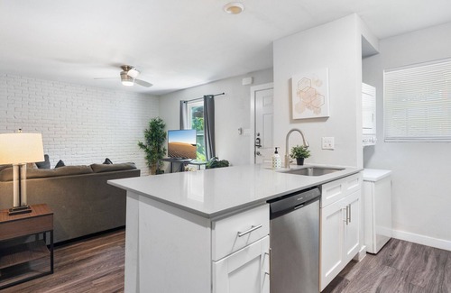 Hyde Park Apartment | 2BR apartment near UT Austin 9413