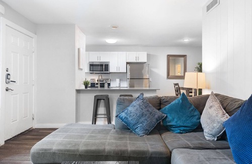 Hyde Park Apartment | 2BR apartment near UT Austin 9413