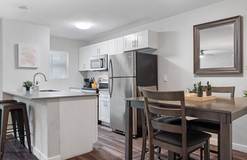 Hyde Park Apartment | 2BR apartment near UT Austin 9413
