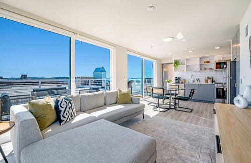 Lower Queen Anne Apartment | 2BR Apt Panoramic Seattle Views | Private Balcony