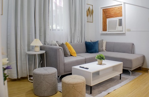 Manoc-Manoc House | 2BR by White Beach | Spacious & Newly Renovated