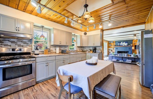 Kerhonkson House | 2BR Catskills Retreat | Hot Tub | Pool | Fire Pit