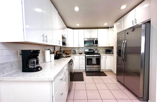 Tarzana House | 2BR Condo w/King Bed + 3 Pools, Hot Tubs, Basketball Court & More!