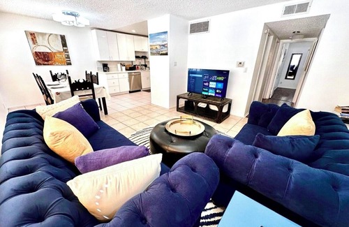 Tarzana House | 2BR Condo w/King Bed + 3 Pools, Hot Tubs, Basketball Court & More!