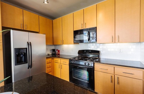 Greenway Plaza-Upper Kirby Apartment | 2BR Galleria Skyline views