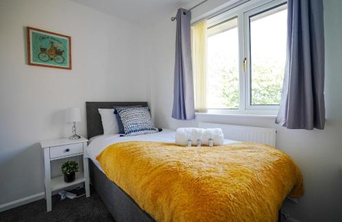 Doncaster Apartment | 2BR-Gayton Apt-FREE Parking-WiFi-Full Kitchen-Workers
