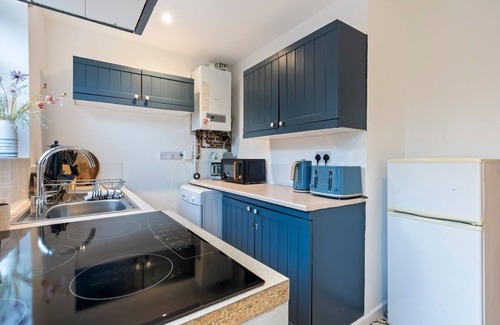 Newton St Loe House | 2BR Hideaway w/Private Hot Tub & Bath Haven