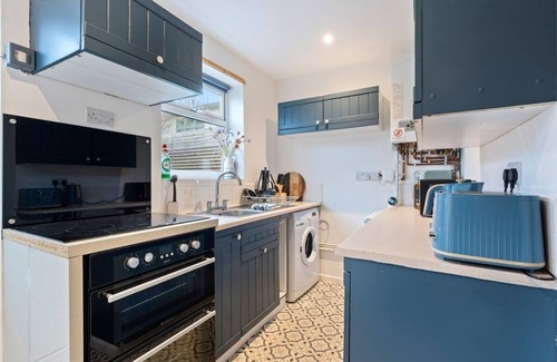 Newton St Loe House | 2BR Hideaway w/Private Hot Tub & Bath Haven