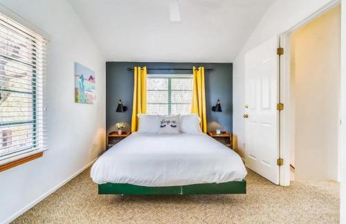 West University Apartment | 2BR Hideaway with Patio Springtime in Downtown