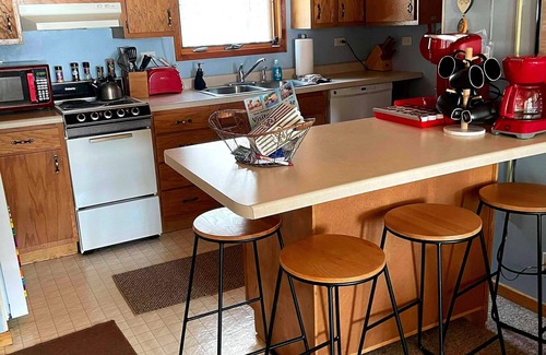 Toivola House | 2BR Lakefront, Canoe, Kayaks, Fishing, Firepit, SXS Snowmobile Trails & Wifi
