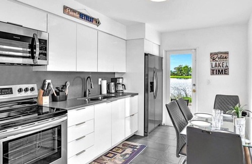 Davie House | 2BR Lakeside Getaway - Peaceful Waterfront Stay