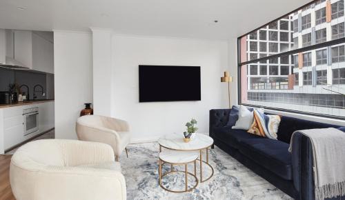 Melbourne Central Business District Apartment | 2BR - Large balcony facing Flinders Street Station