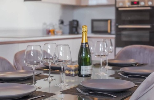 Windsor Apartment | 2BR Luxury Penthouse |Cinema Room|Private Parking