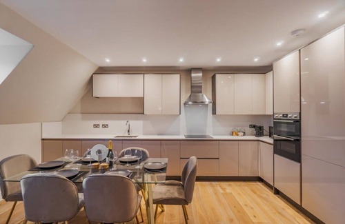 Windsor Apartment | 2BR Luxury Penthouse |Cinema Room|Private Parking
