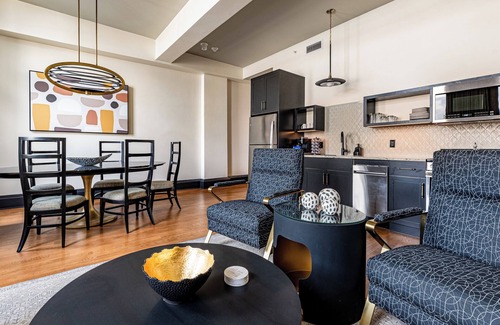 French Quarter Hotel | 2BR Perfect Getaway in Iconic Downtown | The Mayfair