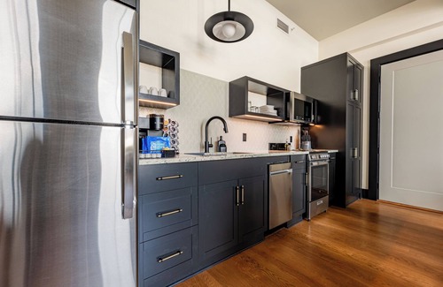 French Quarter Hotel | 2BR Perfect Getaway in Iconic Downtown | The Mayfair