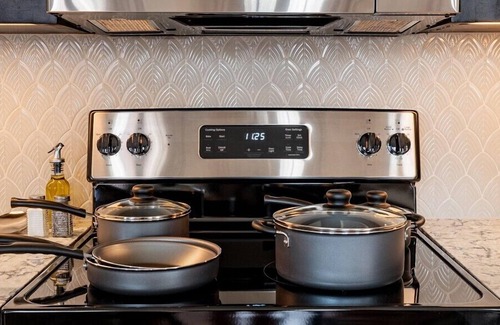 French Quarter Hotel | 2BR Perfect Getaway in Iconic Downtown | The Mayfair