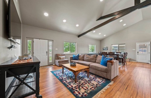 Fredericksburg House | 2BR Retreat-Pickleball-Hot Tub-Dog Friendly