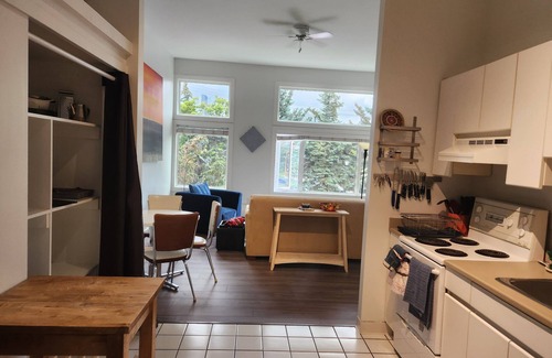 Inglewood Condo | 2BR,Sleeps 4-6, Big spacious feeling, free parking, rivers. 4min to confluence.