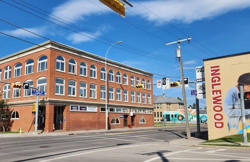 Inglewood Condo | 2BR,Sleeps 4-6, Big spacious feeling, free parking, rivers. 4min to confluence.