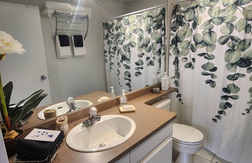 Inglewood Condo | 2BR,Sleeps 4-6, Big spacious feeling, free parking, rivers. 4min to confluence.