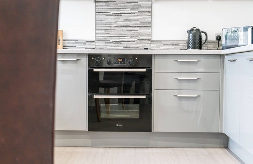 Southport Apartment | 2br-sleeps5-privategarden-freeparking-pets
