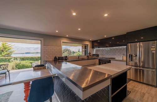 Lake Tekapo House | 2BR Stay with Fireplace Hot Tub BBQ - Tasman