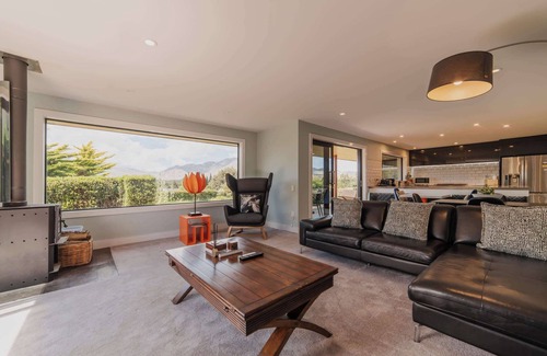 Lake Tekapo House | 2BR Stay with Fireplace Hot Tub BBQ - Tasman