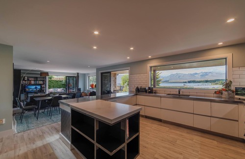 Lake Tekapo House | 2BR Stay with Fireplace Hot Tub BBQ - Tasman