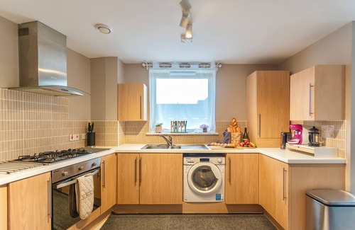 Govan Apartment | 2BR Stylish Apt with Free Parking & nearby Subway