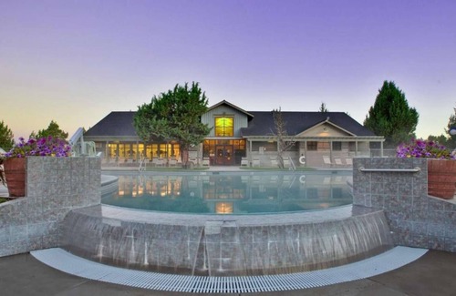 Redmond Apartment | 2BR Townhome | Golf. Pool. Free Parking. Pet Friendly
