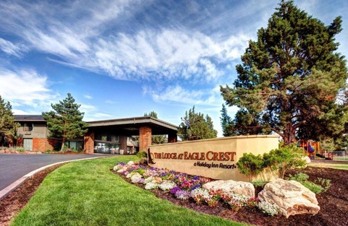 Redmond Apartment | 2BR Townhome | Golf. Pool. Free Parking. Pet Friendly