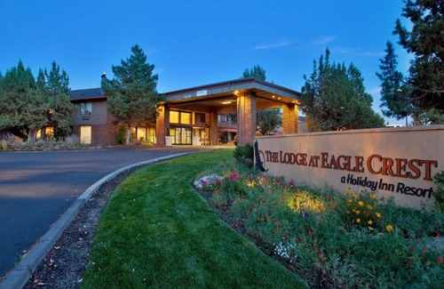 Redmond Apartment | 2BR Townhome | Golf. Pool. Free Parking. Pet Friendly