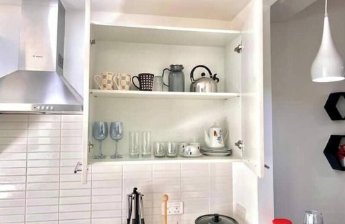 Kweiman House | 2br Townhome WiFi + Pool 10 mins to Aburi