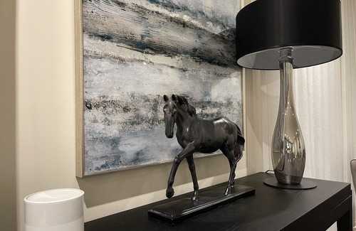 Chigwell Apartment | 2BR Urban Vista Retreatn