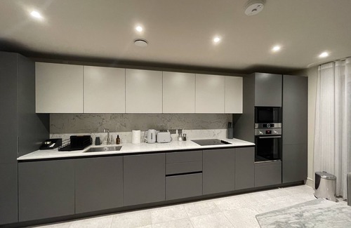 Chigwell Apartment | 2BR Urban Vista Retreatn