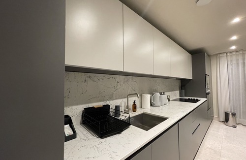Chigwell Apartment | 2BR Urban Vista Retreatn