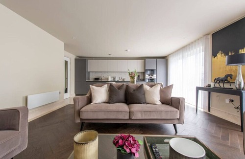 Chigwell Apartment | 2BR Urban Vista Retreat