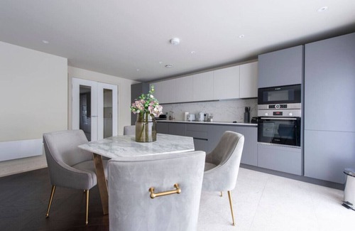 Chigwell Apartment | 2BR Urban Vista Retreat