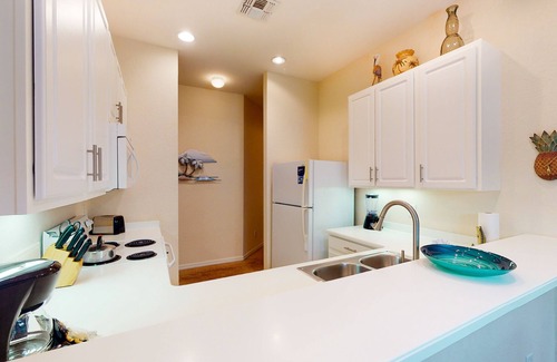 Bahama Bay Condo | 2nd floor condo w/restaurant, gym, balcony, tennis court, basketball court