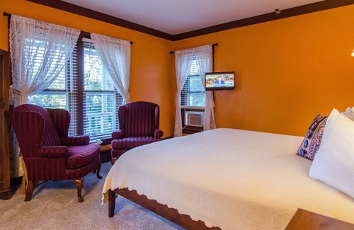 Shelburne Bed & Breakfast | 2nd Floor King B&B guestroom in Downtown Shelburne - Delicious Breakfasts! VAN
