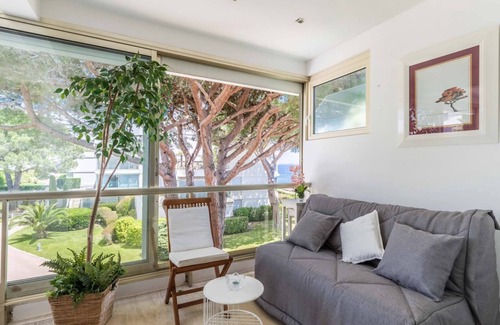 Mandelieu-la-Napoule Beach Apartment | 2PDM 2 rooms with wifi in a residence with swimming pool.