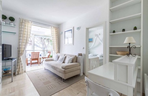 Mandelieu-la-Napoule Beach Apartment | 2PDM 2 rooms with wifi in a residence with swimming pool.