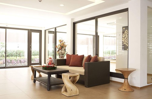 Ploenchit Apartment | 3 (+1) Bedrooms Luxurious Apartment Near Chitlom BTS