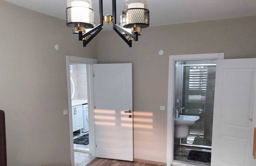 Yomra Apartment | 3+1 top-floor apartment unit with a nice sea view in a central location
