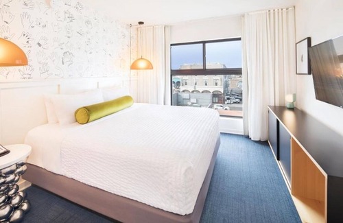 Venice Hotel | 3 Balcony Rooms w/City Views | Kitchen | Rooftop Lounge | Free Breakfast