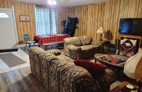 Johnston City Cottage | 3 Bdr Getaway Hunters, Fishermen, Racers Vendors parking for your equipment!n
