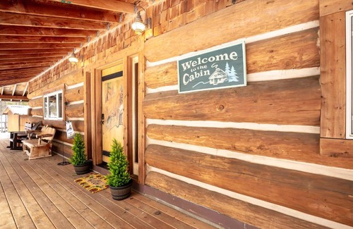 Oregon Water Wonderland House | 3 bed 2 bath Cabin Pet Friendly Hot Tub Sunriver Home