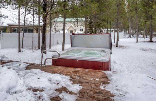Oregon Water Wonderland House | 3 bed 2 bath Cabin Pet Friendly Hot Tub Sunriver Home